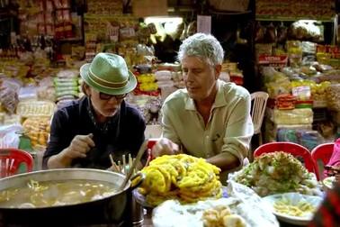 Theo chân cố đầu bếp nổi tiếng người Mỹ thưởng thức bún bò Huế