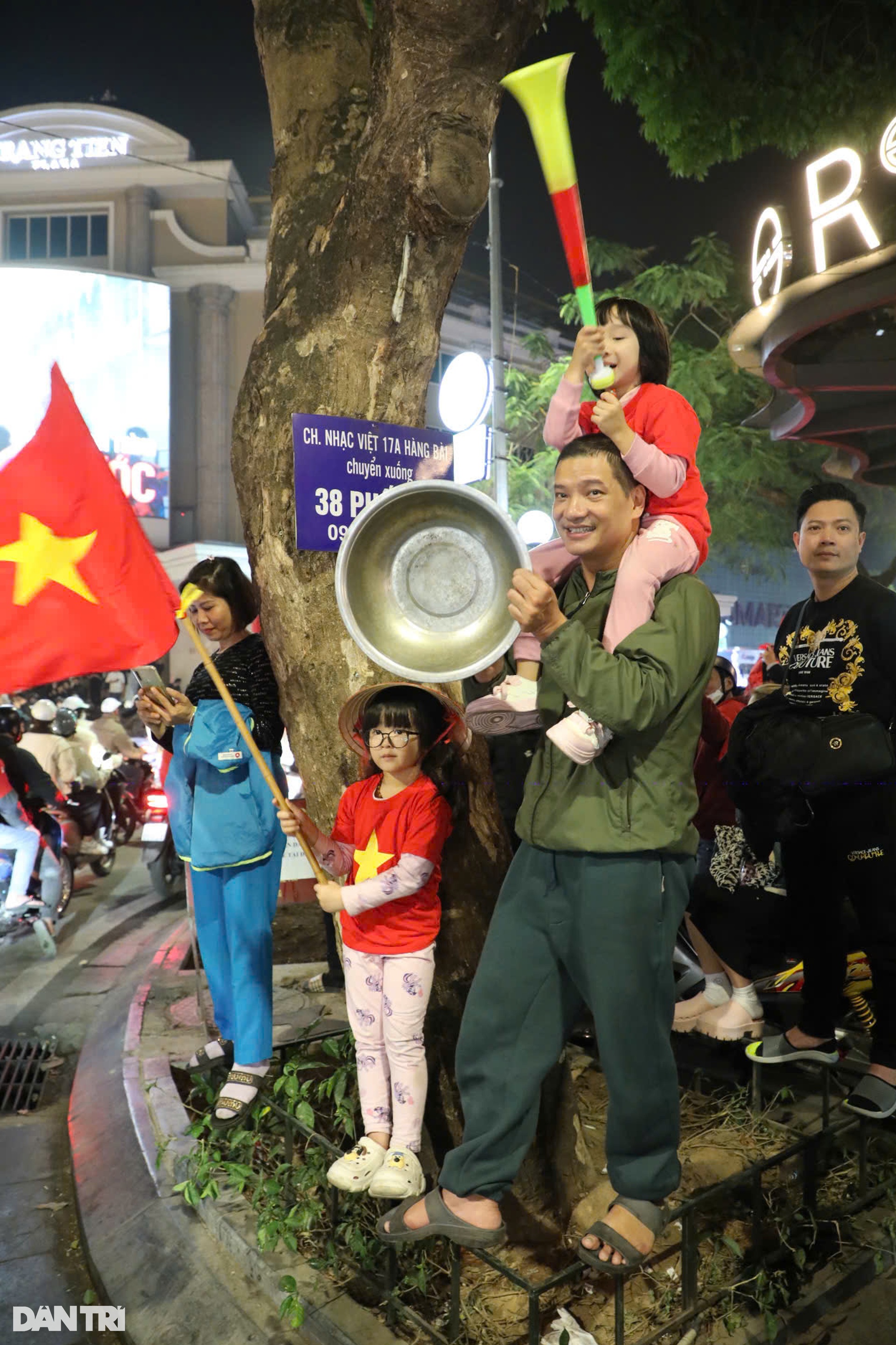 Biển người đổ ra đường phố ăn mừng chiến thắng của tuyển Việt Nam - 4 Biển người đổ ra đường phố ăn mừng chiến thắng của tuyển Việt Nam - 4