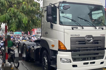 Mẹ tử vong, con bị thương khi va chạm với xe đầu kéo không biển số