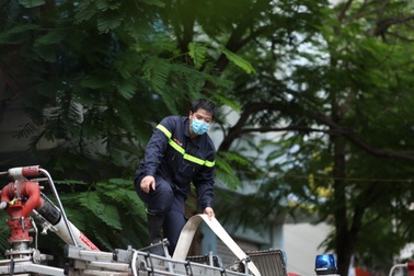 Hà Nội: Cháy lớn quán karaoke 6 tầng trên đường Quan Hoa