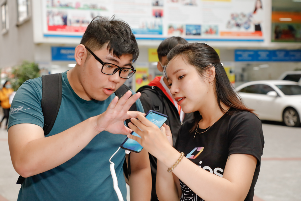 Realme “bùng cháy” cùng gần 3.000 tân sinh viên HUTECH và Văn Lang - 4 Realme “bùng cháy” cùng gần 3.000 tân sinh viên HUTECH và Văn Lang - 4