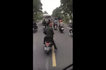 Điều tra nhóm thanh niên đánh võng chặn đầu xe chở tân binh