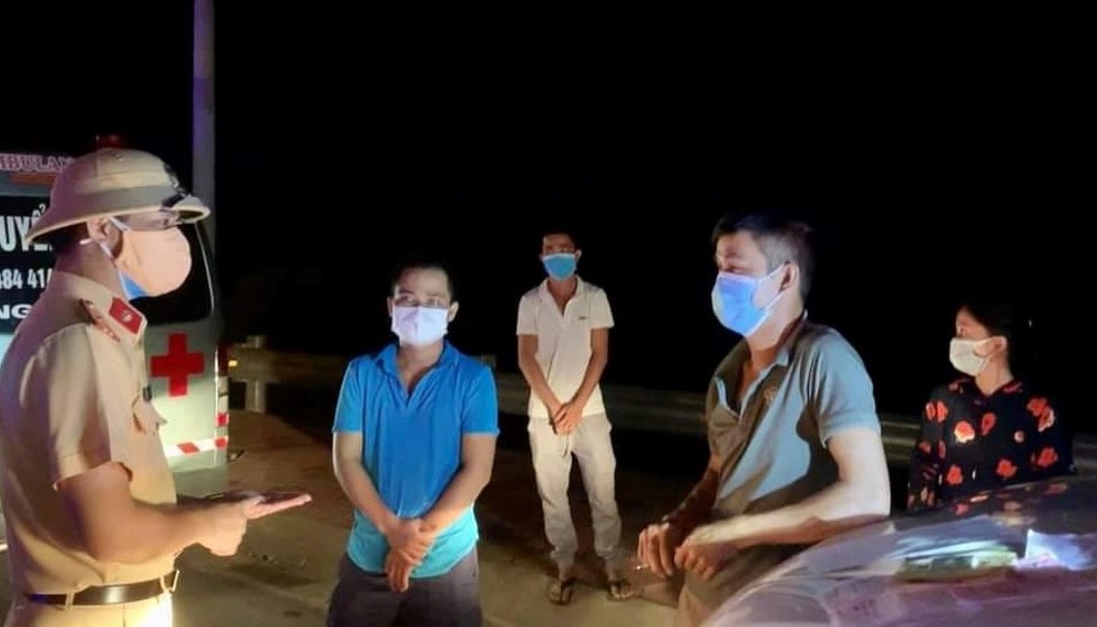 Dùng xe cứu thương, bật đèn tín hiệu ưu tiên để chở khách chui - 2 Dùng xe cứu thương, bật đèn tín hiệu ưu tiên để chở khách chui - 2