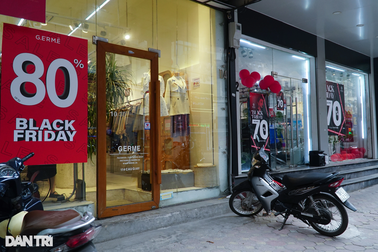 Nghịch lý dịp Black Friday: Khách vắng, chủ shop vẫn nói "doanh thu tăng"