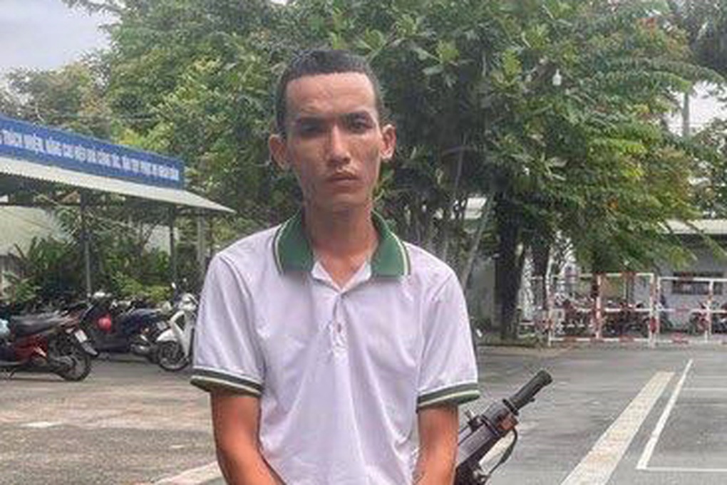 Kẻ cướp dùng súng uy hiếp nhân viên cửa hàng tiện lợi ra sao? - 1 Kẻ cướp dùng súng uy hiếp nhân viên cửa hàng tiện lợi ra sao? - 1