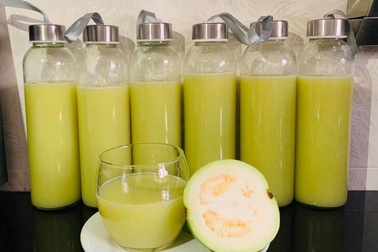 Nước ép hoa quả giá rẻ tràn chợ, mua cả lít vừa uống vừa lo