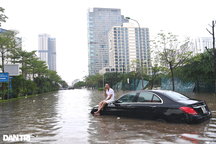 Chủ xe Mercedes "hot" nhất Hà Nội kể khoảnh khắc kẹt giữa biển nước