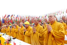 Du khách ùn ùn đổ về ngôi chùa lớn nhất Việt Nam dự lễ khai hội xuân