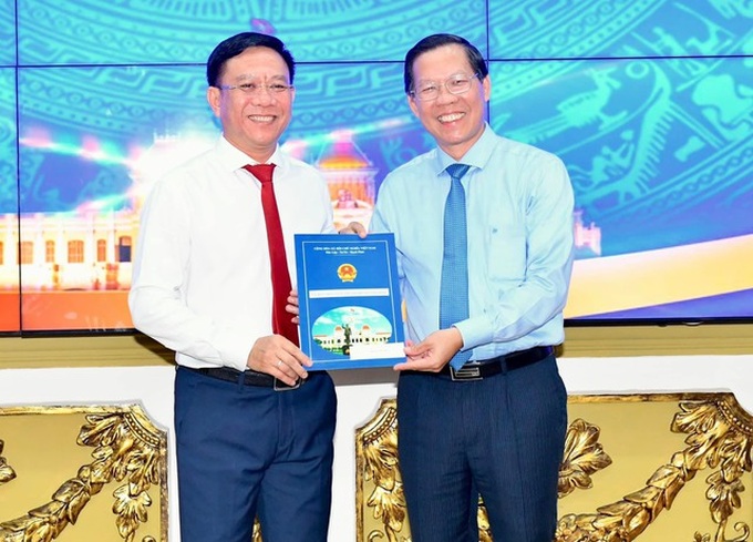 Chủ tịch UBND TP.HCM Phan Văn Mãi trao quyết định tiếp nhận và bổ nhiệm cho ông Nguyễn Ngọc Hồi