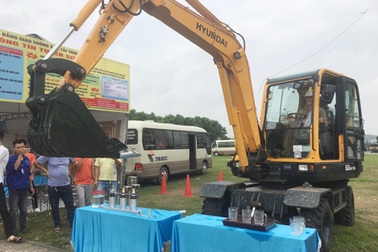 Ấn tượng màn biểu diễn dùng máy xúc rót bia, bật lửa của thầy giáo trẻ