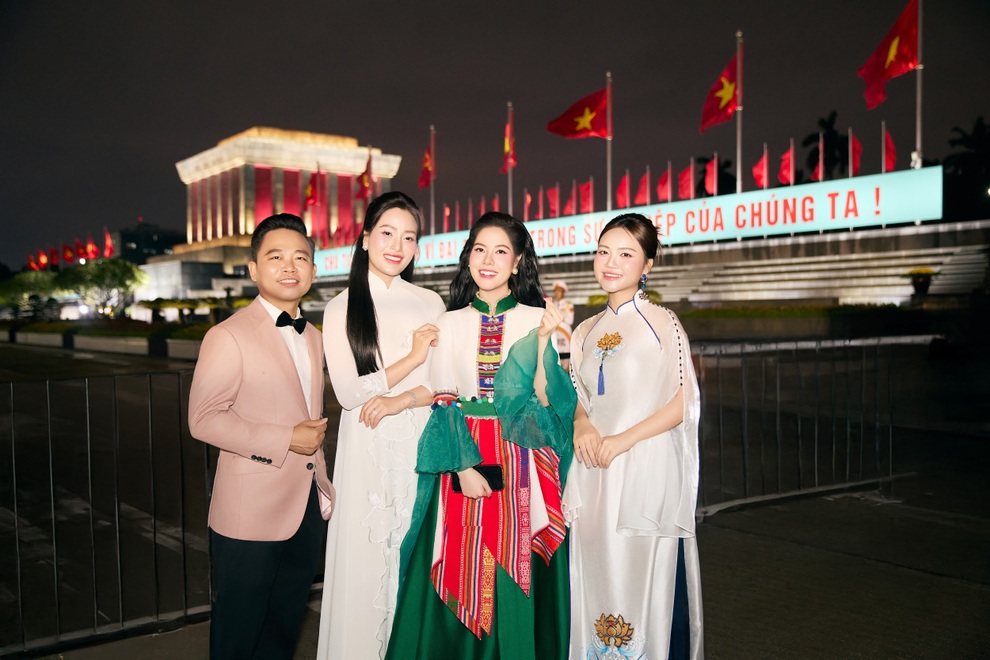 Huyền Trang gây xúc động trong đêm nhạc mừng sinh nhật Bác Hồ - 3 Huyền Trang gây xúc động trong đêm nhạc mừng sinh nhật Bác Hồ - 3