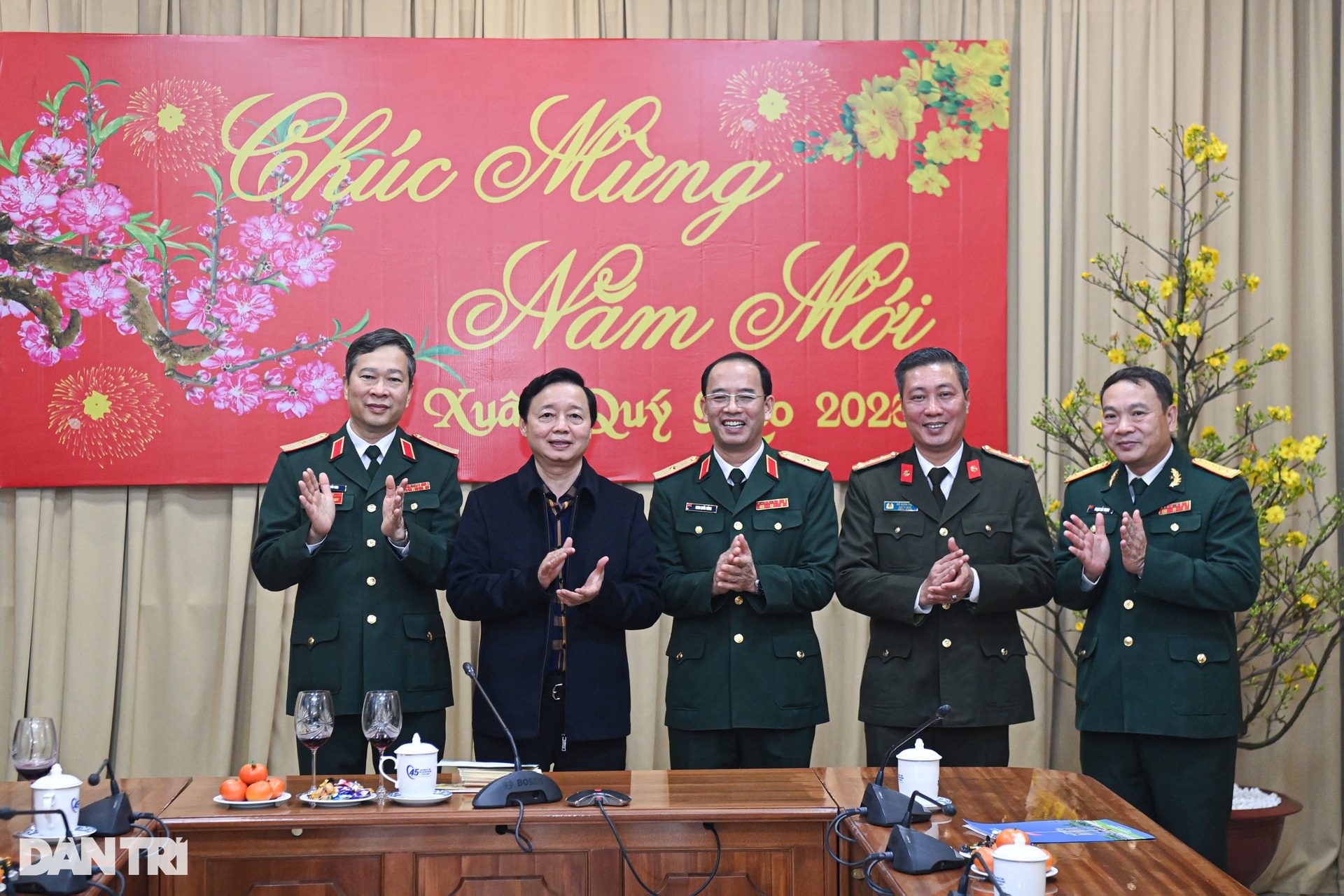 Phó Thủ tướng Trần Hồng Hà chúc Tết bệnh nhân, người lao động đêm 30 Tết - 14 Phó Thủ tướng Trần Hồng Hà chúc Tết bệnh nhân, người lao động đêm 30 Tết - 14