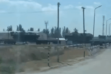 Video đoàn tàu Nga đưa siêu pháo "vua chiến trường" tới Nam Ukraine