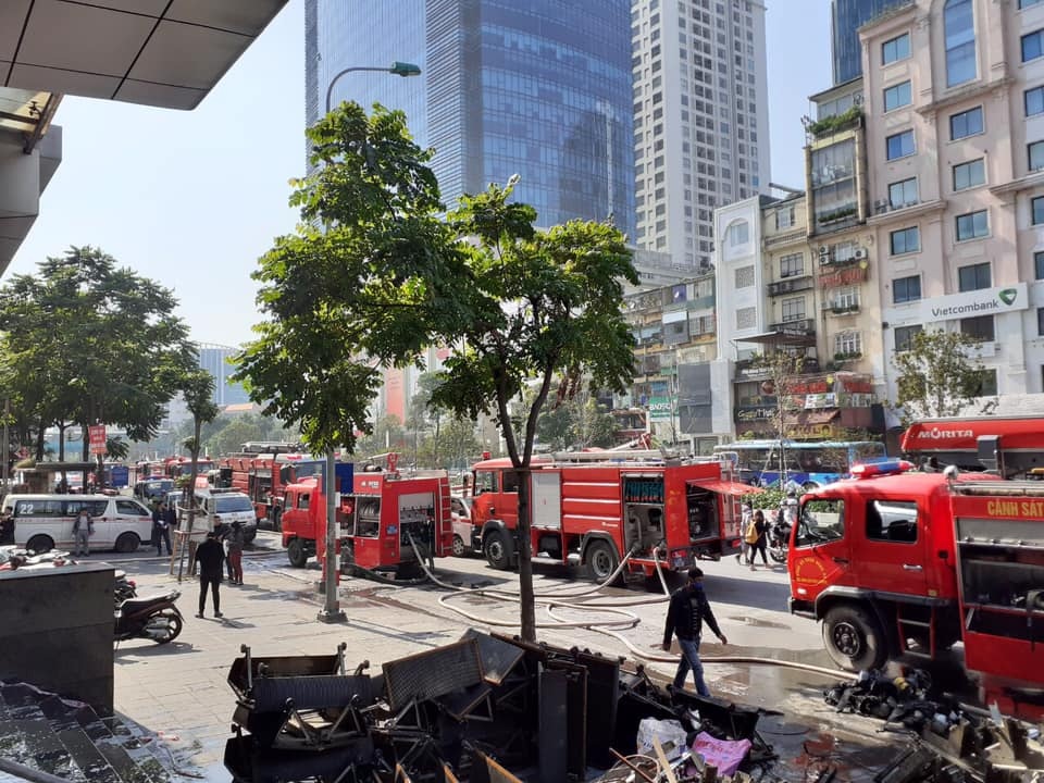 Hà Nội: Cháy phòng giao dịch ngân hàng ngay dưới tầng 1 chung cư - 4 Hà Nội: Cháy phòng giao dịch ngân hàng ngay dưới tầng 1 chung cư - 4