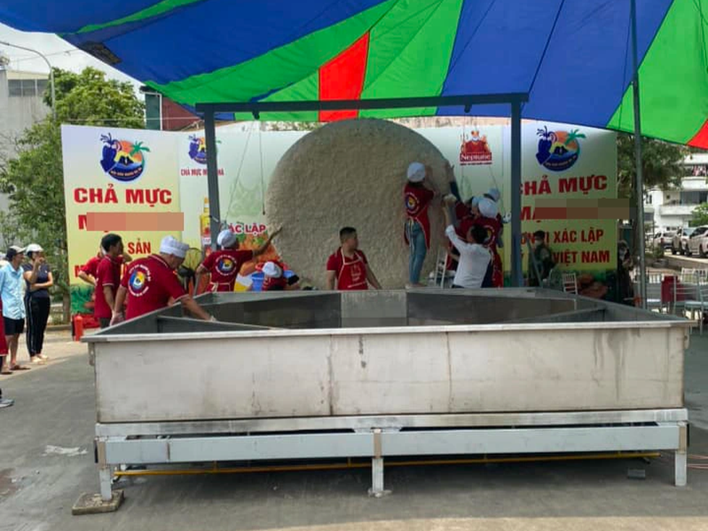 Sau bánh chưng 7 tấn, xuất hiện chả mực khủng ở Hạ Long nặng 200kg - 2 Sau bánh chưng 7 tấn, xuất hiện chả mực khủng ở Hạ Long nặng 200kg - 2