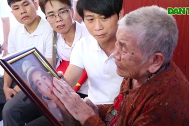 Mẹ VNAH Phạm Thị Thành bật khóc khi nhận ảnh 2 con liệt sĩ
