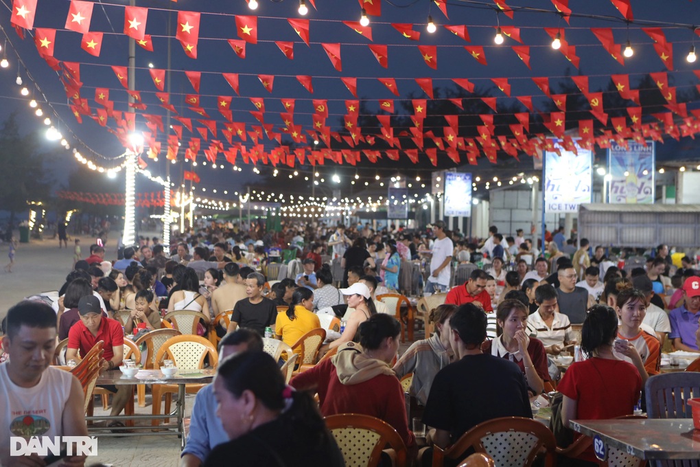Bãi biển từng tan hoang vì bão Trà Mi hồi sinh, giới trẻ tìm đến check-in - 3 Bãi biển từng tan hoang vì bão Trà Mi hồi sinh, giới trẻ tìm đến check-in - 3