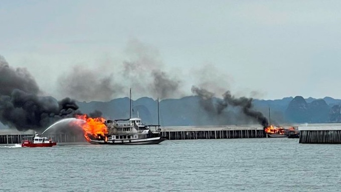 Cứu hộ và dập lửa cho hai tàu du lịch.