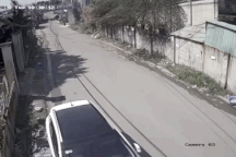 Xe chở học sinh xập xệ đến mức văng cả trẻ em khi cua gấp