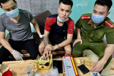 Tội phạm ma túy thả nhiều chó dữ tấn công công an