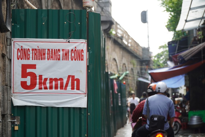 Hà Nội: Cận cảnh quá trình đục thông vòm cầu trăm tuổi tại phố Phùng Hưng - Ảnh 4. Hà Nội: Cận cảnh quá trình đục thông vòm cầu trăm tuổi tại phố Phùng Hưng - Ảnh 4.