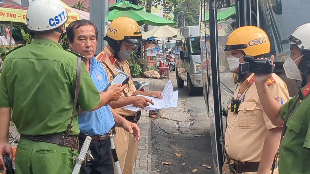 Công an TPHCM kiểm tra trụ sở, chi nhánh nhà xe Thành Bưởi - 2 Công an TPHCM kiểm tra trụ sở, chi nhánh nhà xe Thành Bưởi - 2