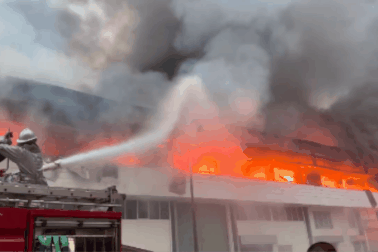 50 chiến sĩ dập đám cháy Nhà máy Bia Hà Nội