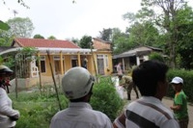 Cả xóm bàng hoàng vì vụ con tâm thần cầm rựa giết cha