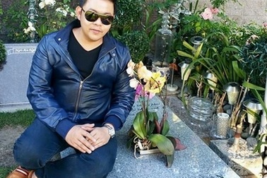 Quang Lê trần tình việc ngồi trên mộ nhạc sĩ