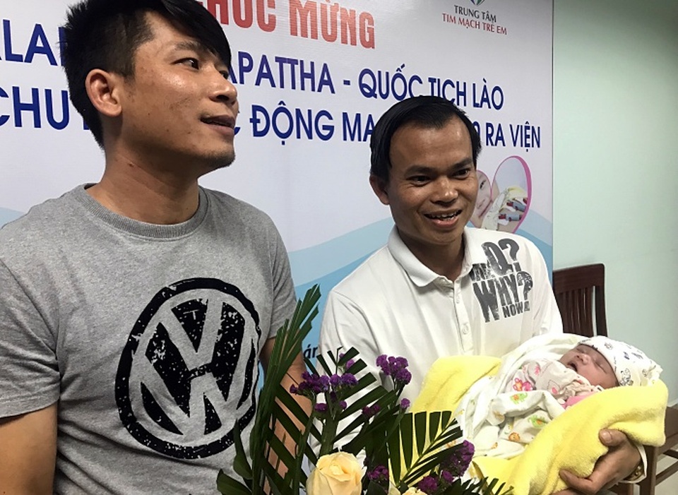 Soi kính lúp mổ cứu bé sơ sinh người Lào mắc bệnh tim phức tạp - 4 Soi kính lúp mổ cứu bé sơ sinh người Lào mắc bệnh tim phức tạp - 4