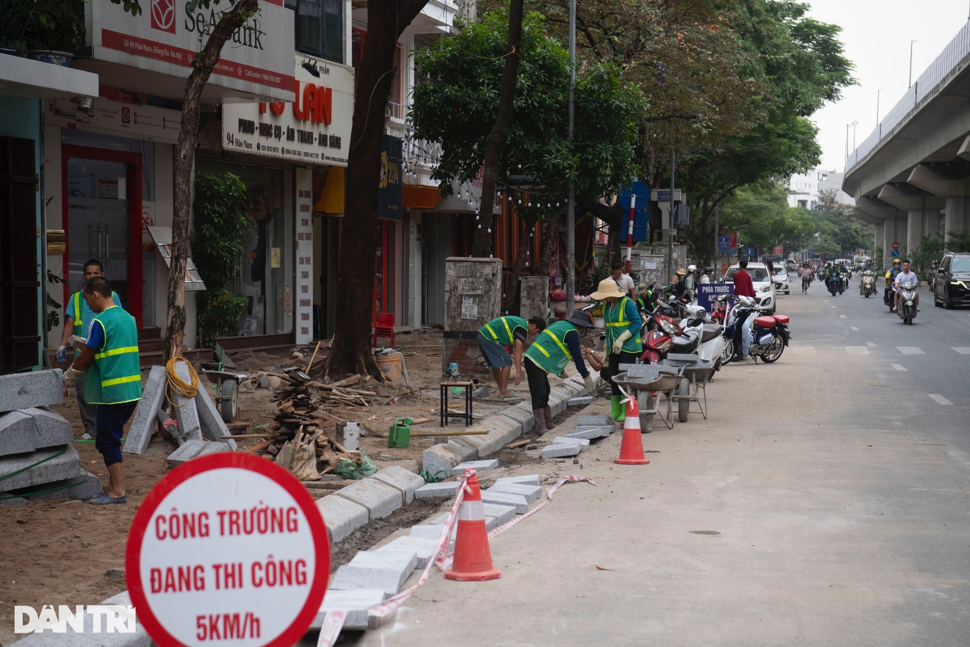 Hà Nội: Chủ kinh doanh mặt phố ngao ngán vì mùa đào xới vỉa hè lại tới - 1 Hà Nội: Chủ kinh doanh mặt phố ngao ngán vì mùa đào xới vỉa hè lại tới - 1