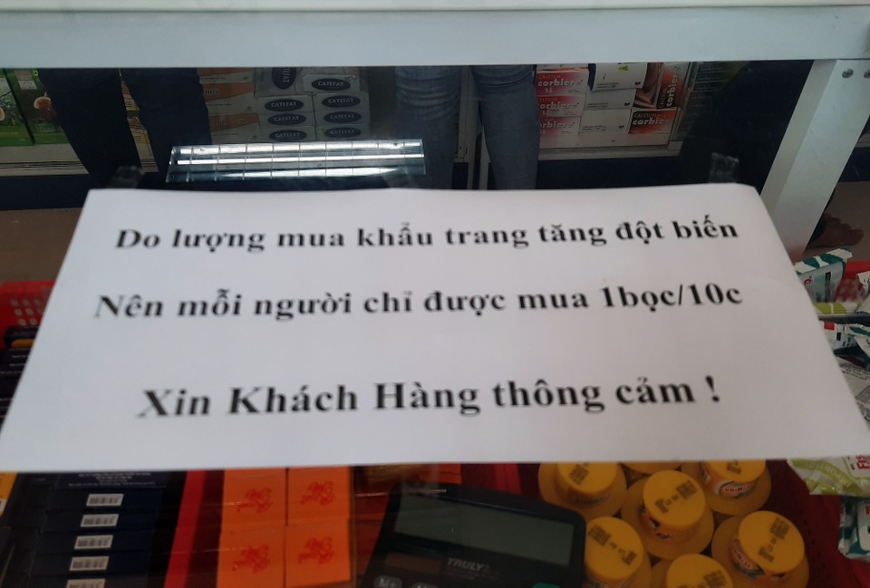 Cà Mau: Khẩu trang cháy hàng, nhà thuốc bán nhỏ giọt 10 chiếc/khách - 2 Cà Mau: Khẩu trang cháy hàng, nhà thuốc bán nhỏ giọt 10 chiếc/khách - 2