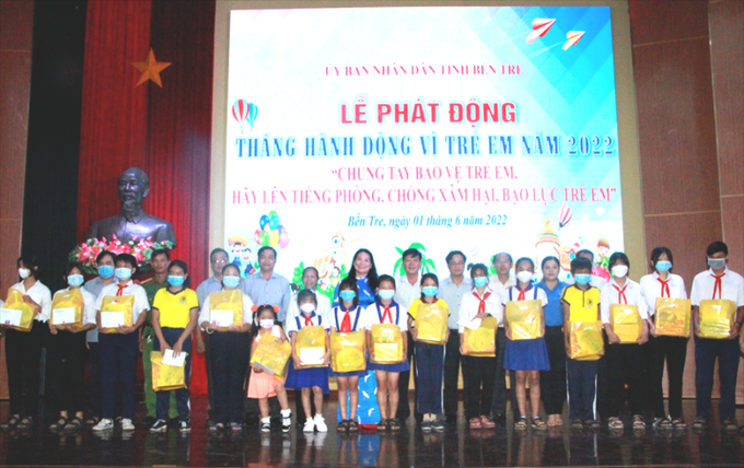 Lãnh đạo tỉnh tặng quà cho các cháu thiếu nhi tại Lễ Phát động. Ảnh: bentre.gov.vn