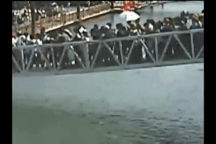 Du khách Trung Quốc mải chụp hình khiến cây cầu đổ sập