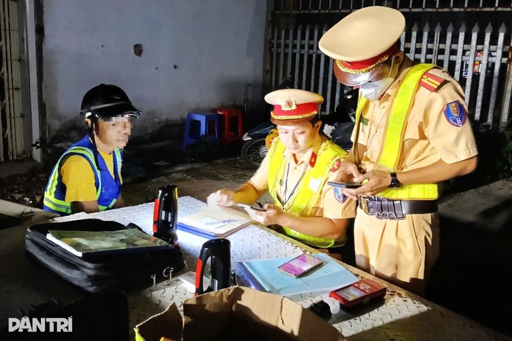 Nam công nhân vi phạm nồng độ cồn: Từ nay tôi không dám tái phạm - 1 Nam công nhân vi phạm nồng độ cồn: Từ nay tôi không dám tái phạm - 1