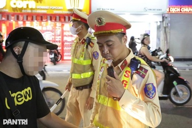 Nam tài xế yêu cầu CSGT "test" máy trước khi đo nồng độ cồn