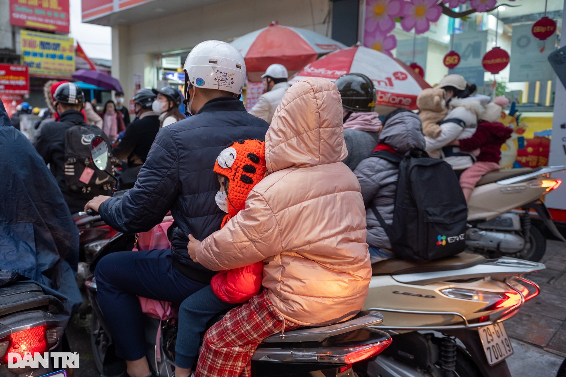 Người Hà Nội chật vật đi làm dưới trời mưa rét 12 độ C - 8 Người Hà Nội chật vật đi làm dưới trời mưa rét 12 độ C - 8