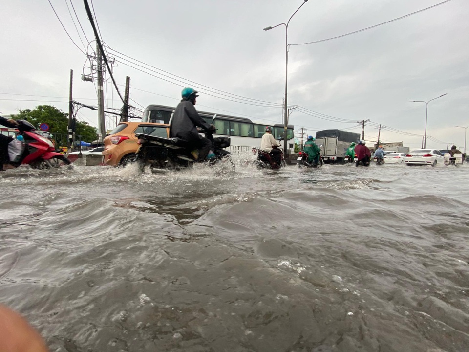 TPHCM: Mưa ngập gây kẹt xe kéo dài ở cửa ngõ về miền Tây - 1 TPHCM: Mưa ngập gây kẹt xe kéo dài ở cửa ngõ về miền Tây - 1