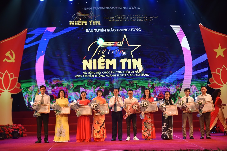 Trao giải cuộc thi tìm hiểu 90 năm ngành Tuyên giáo của Đảng - 3 Trao giải cuộc thi tìm hiểu 90 năm ngành Tuyên giáo của Đảng - 3