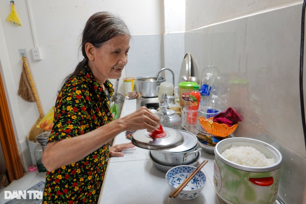 Cụ bà 90 từng có 3 căn nhà nay phải đi ở trọ, bán vé số kiếm 50.000 đồng - 4 Cụ bà 90 từng có 3 căn nhà nay phải đi ở trọ, bán vé số kiếm 50.000 đồng - 4