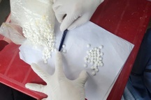 Phát hiện túi nilon chứa nhiều viên nén giống ma túy dạt vào bờ biển