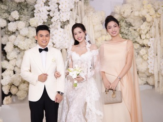 Hoa hậu Đỗ Thị Hà và chồng doanh nhân "khóa môi" tình tứ tại lễ cưới Hà Nội - 5