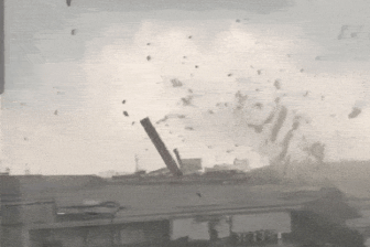 Lốc xoáy cuốn hàng trăm mảnh mái tôn xoay tròn trên không trung