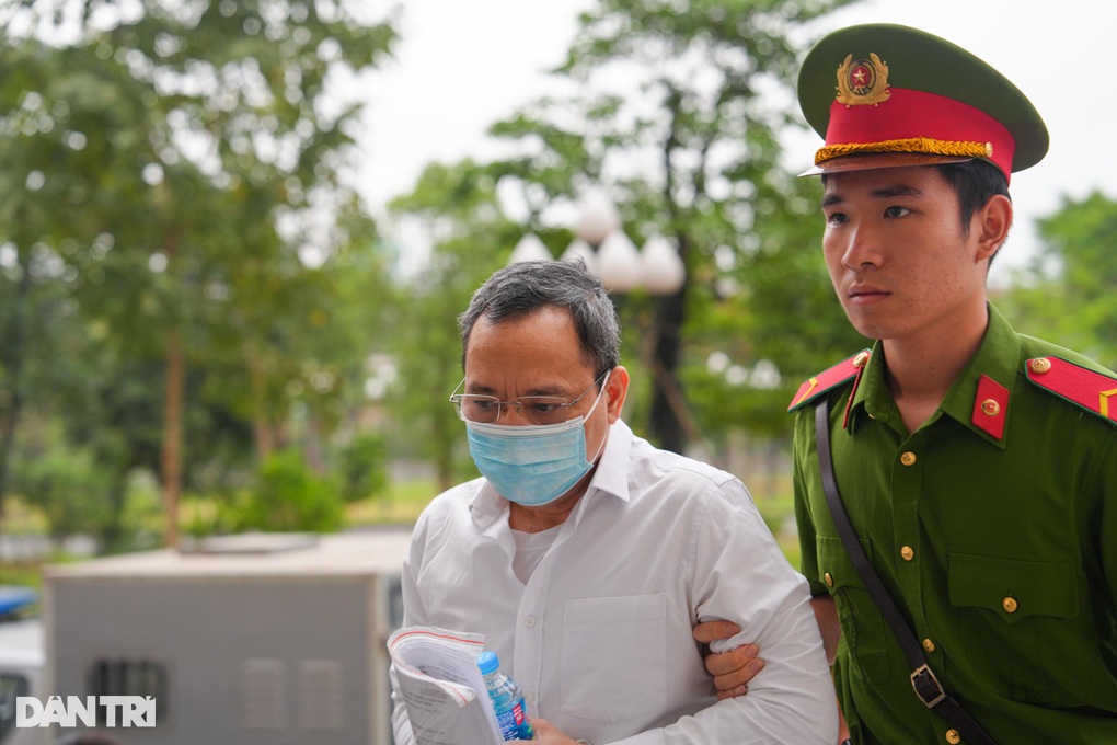 Cựu Thứ trưởng Bộ Công Thương Hoàng Quốc Vượng hầu tòa - 3 Cựu Thứ trưởng Bộ Công Thương Hoàng Quốc Vượng hầu tòa - 3