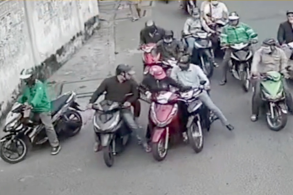 Vụ người phụ nữ bị dàn cảnh móc túi: Nạn nhân mất 10 triệu đồng - 1 Vụ người phụ nữ bị dàn cảnh móc túi: Nạn nhân mất 10 triệu đồng - 1