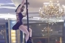 Đỏ mặt xem múa cột trong đám cưới ở Trung Quốc