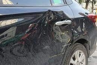 Trẻ tăng động đập móp ô tô, bố mẹ có phải chịu trách nhiệm thay?