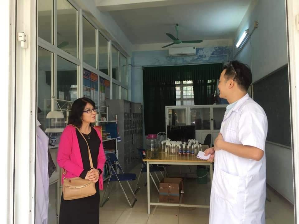 Chủ tịch tỉnh đầu tư thêm máy cho giảng viên làm nước rửa tay miễn phí - 5 Chủ tịch tỉnh đầu tư thêm máy cho giảng viên làm nước rửa tay miễn phí - 5