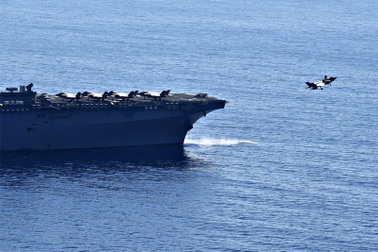 Tàu chiến Mỹ nghi xuất hiện gần bãi cạn tranh chấp trên Biển Đông