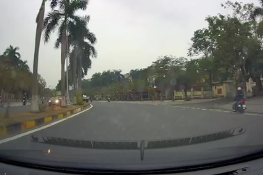 Người phụ nữ dừng ô tô giữa đường đầy khó hiểu